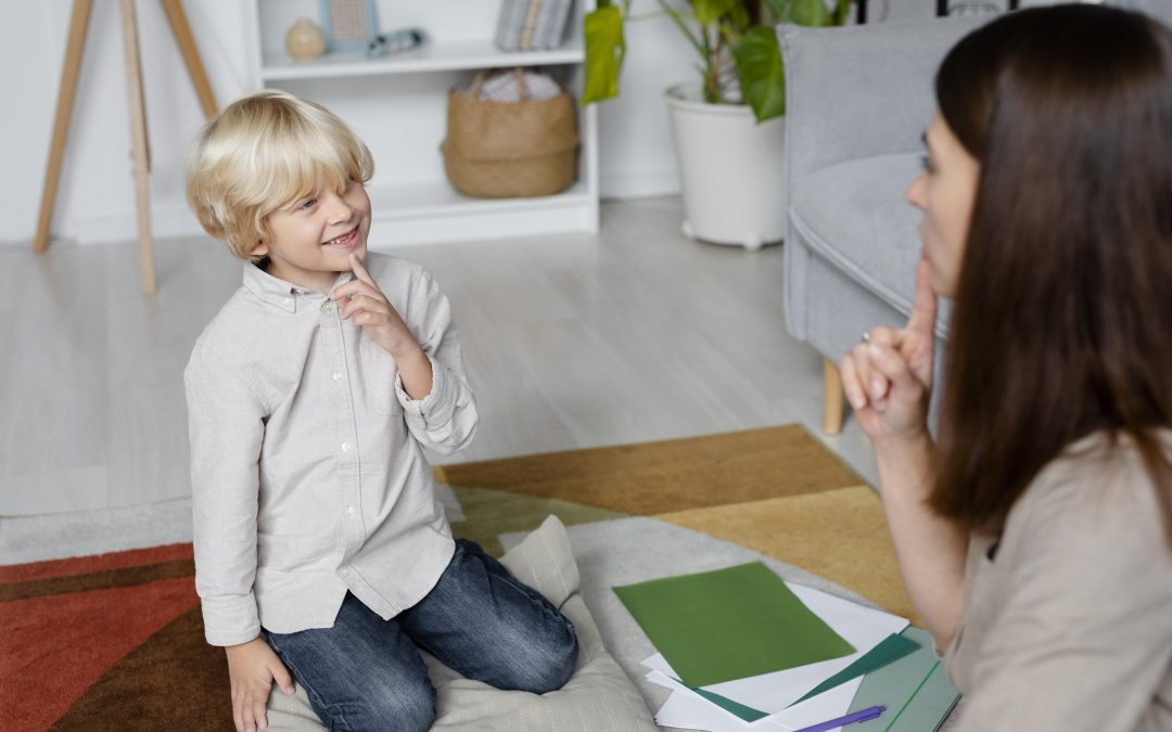 young woman doing speech therapy with little blonde boy Sånn kartlegger logopeden et barn med utydelig uttale