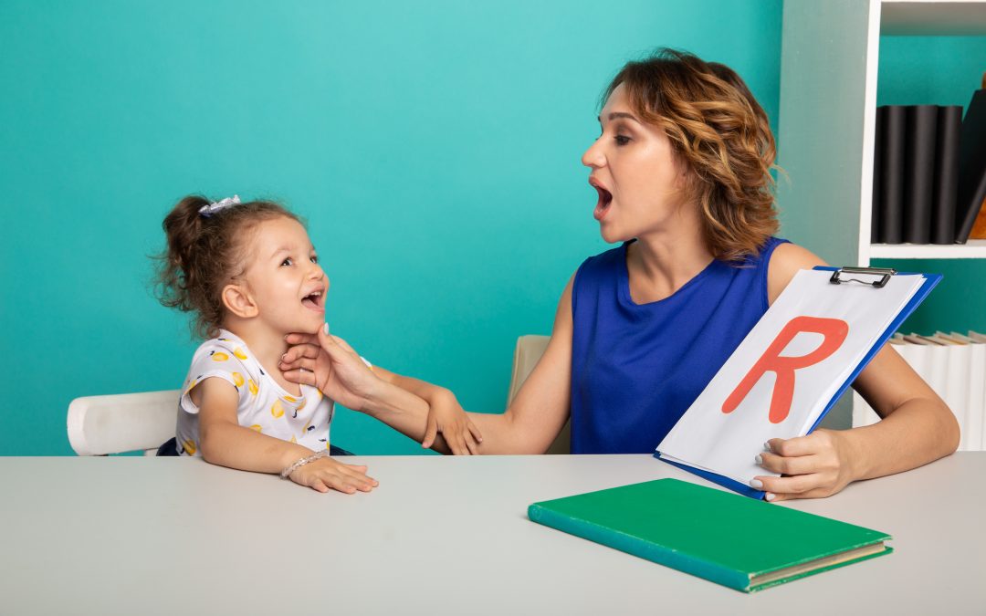 female therapist working with kid with problem pronunciation white cabinet Når rev blir jev