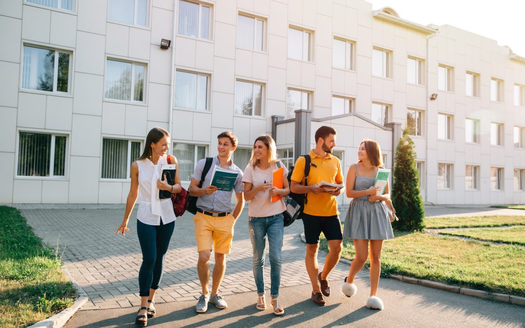 free time students bachelor s campus life rhythm five friendly students are walking Stamming og eksamen