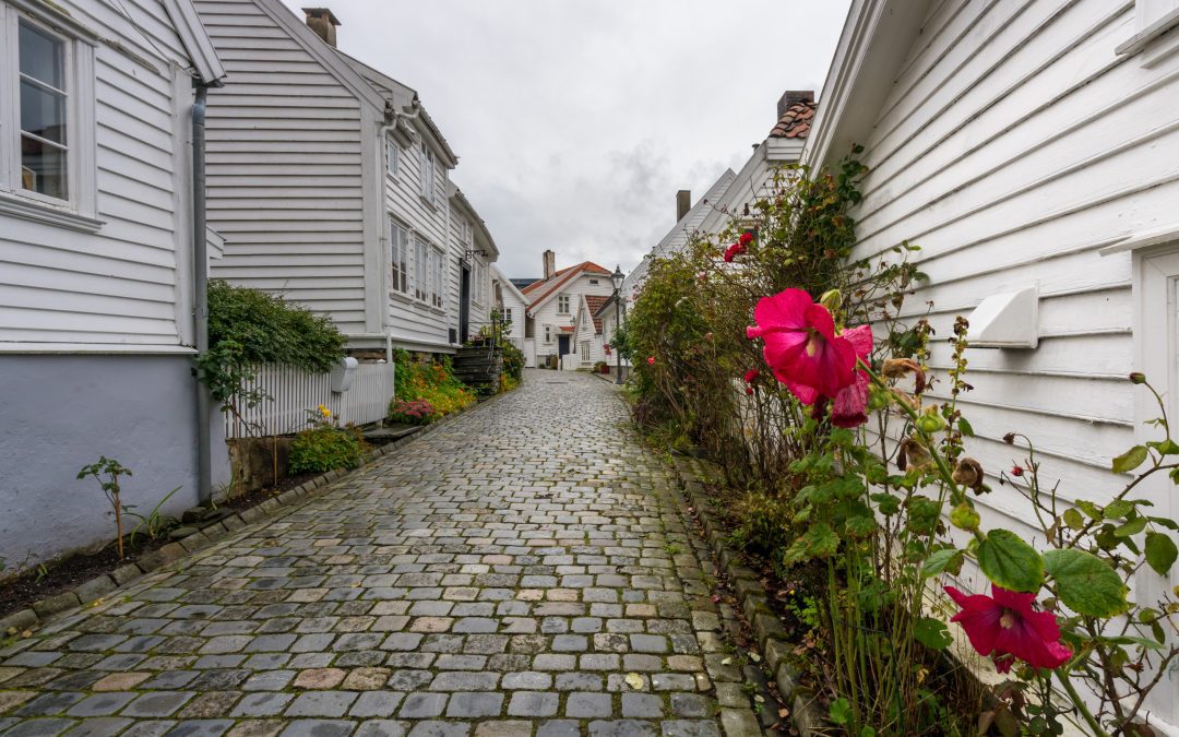 red flower front narrow stavanger norway street Logopedhjelp ved stamming og løpsk tale i Stavanger