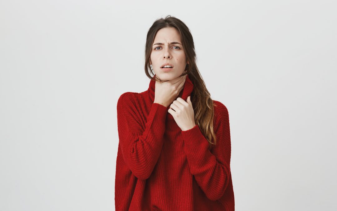 woman feel sick touch neck have sore throat Stemmen og stemmevansker